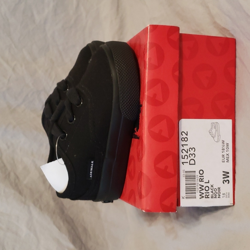 Airwalk black canvas shoes